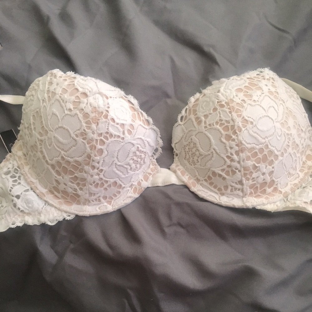 Beautiful Victoria Secret lace bra. 32A